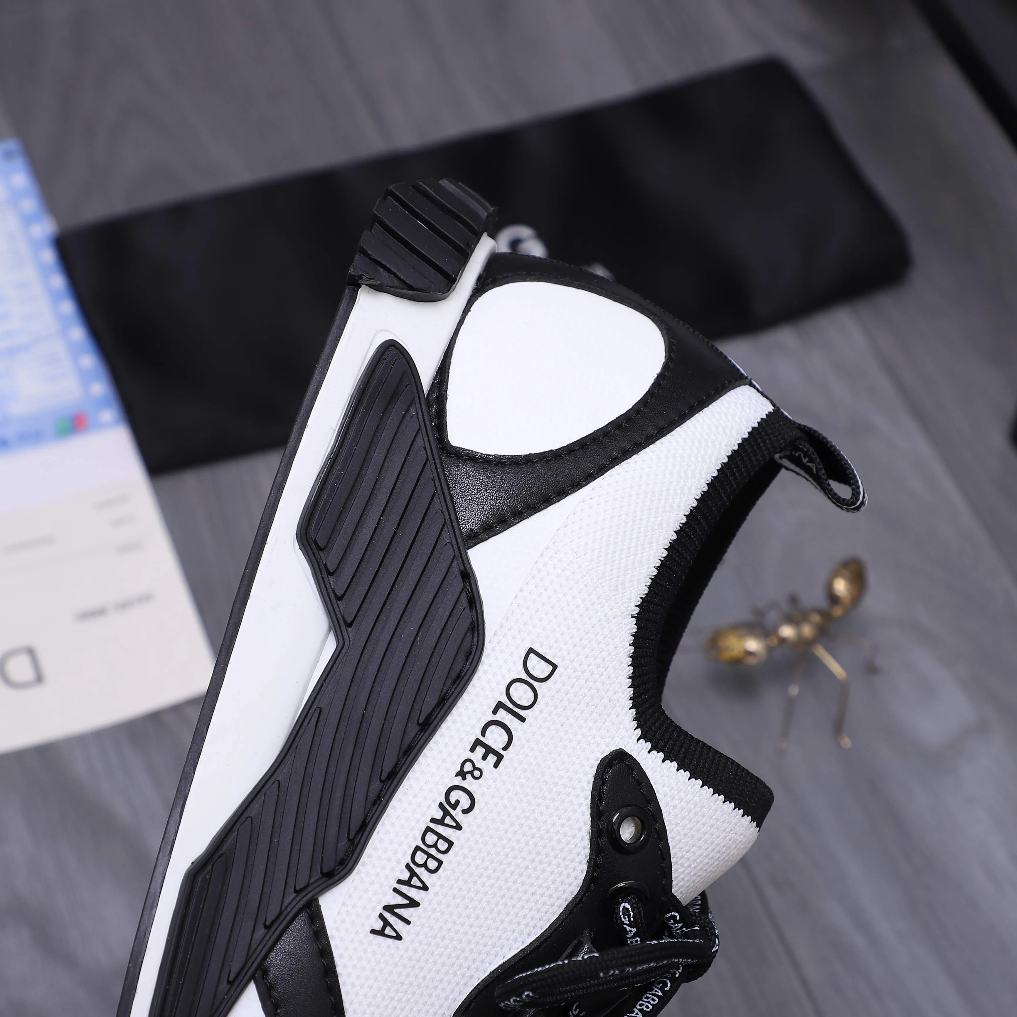 Men's shoes💰442 Product trademark: DG (Dolce & Gabbana) couple's casual shoes Regular size: 35-46 Product materials: Selected cowhide stitching fly woven upper, cowhide insole, original outsole